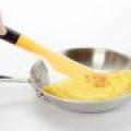 FLIP AND FOLD OMELET TURNER